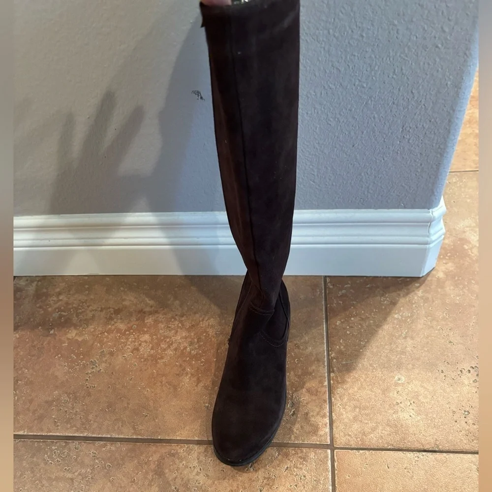 Single boot, Elegant Brown Suede Knee-High Women's Boot